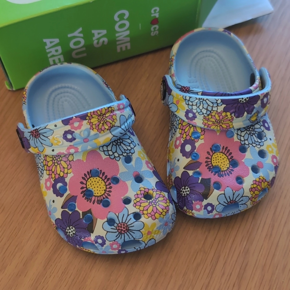 Crocs Littles , floral periwinkle blue toddler 2-3